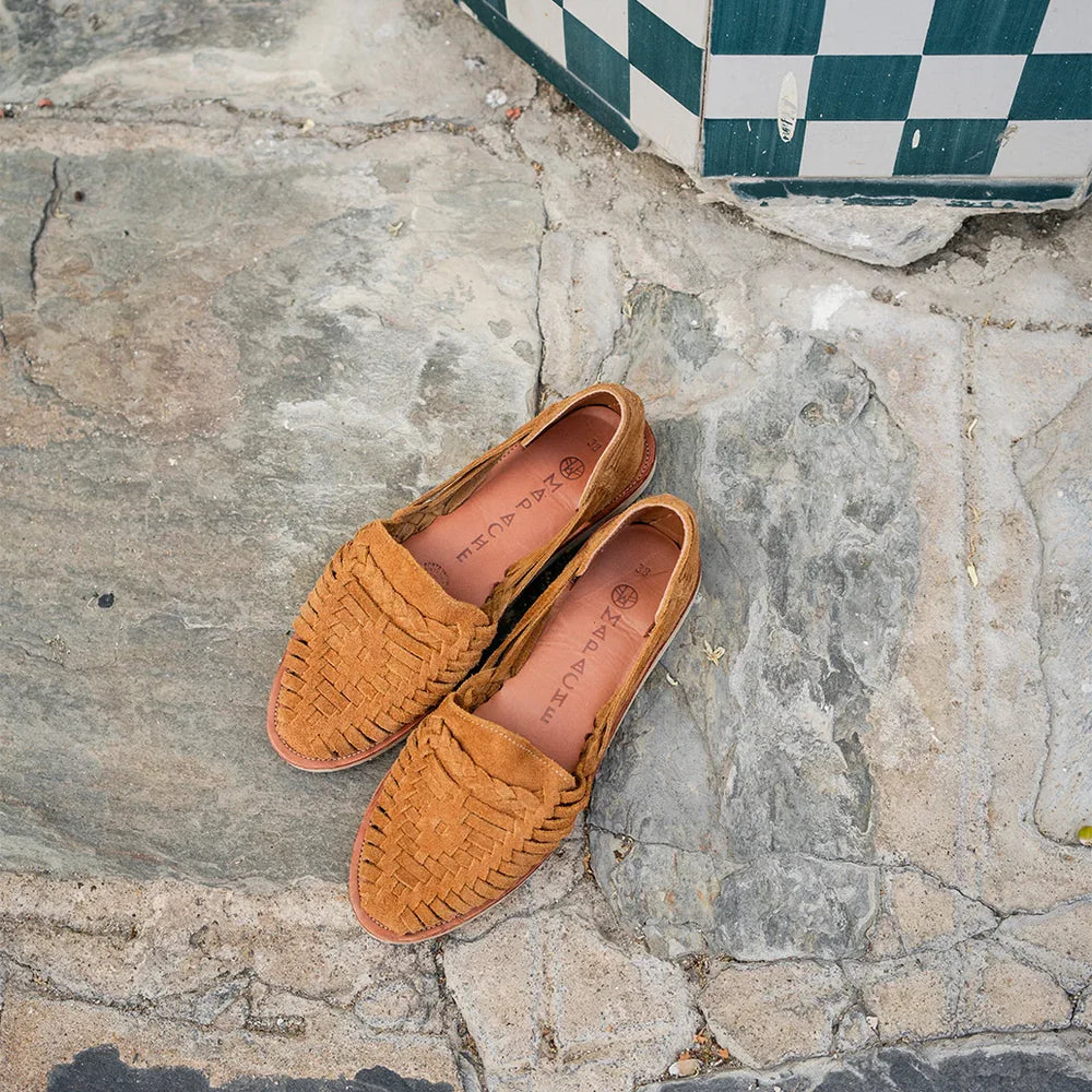 MAPACHE har lavet ALEGRE skoen fra Mexico. En flette mokasin eller loafer sko. Denne er i en brun ruskind - perfekt til sommer eller rejsen sydpå