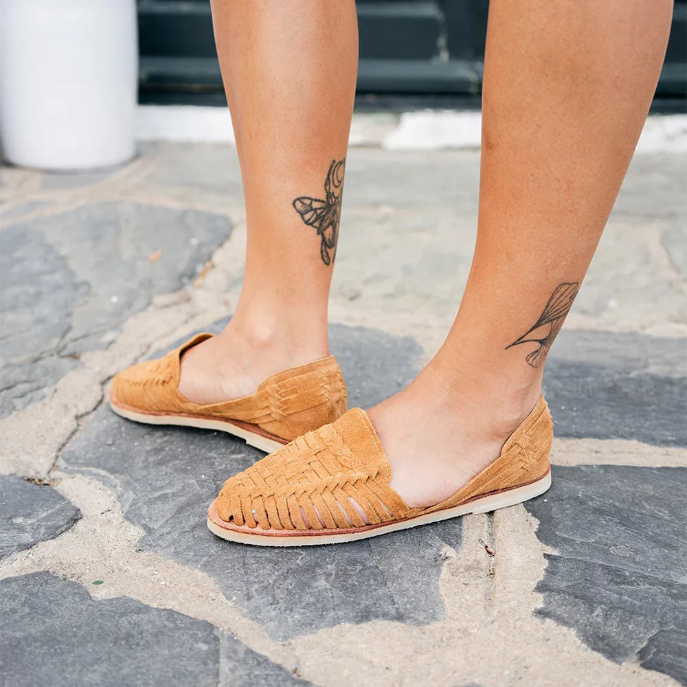 MAPACHE har lavet ALEGRE skoen fra Mexico. En flette mokasin eller loafer sko. Denne er i en brun ruskind - perfekt til sommer eller rejsen sydpå