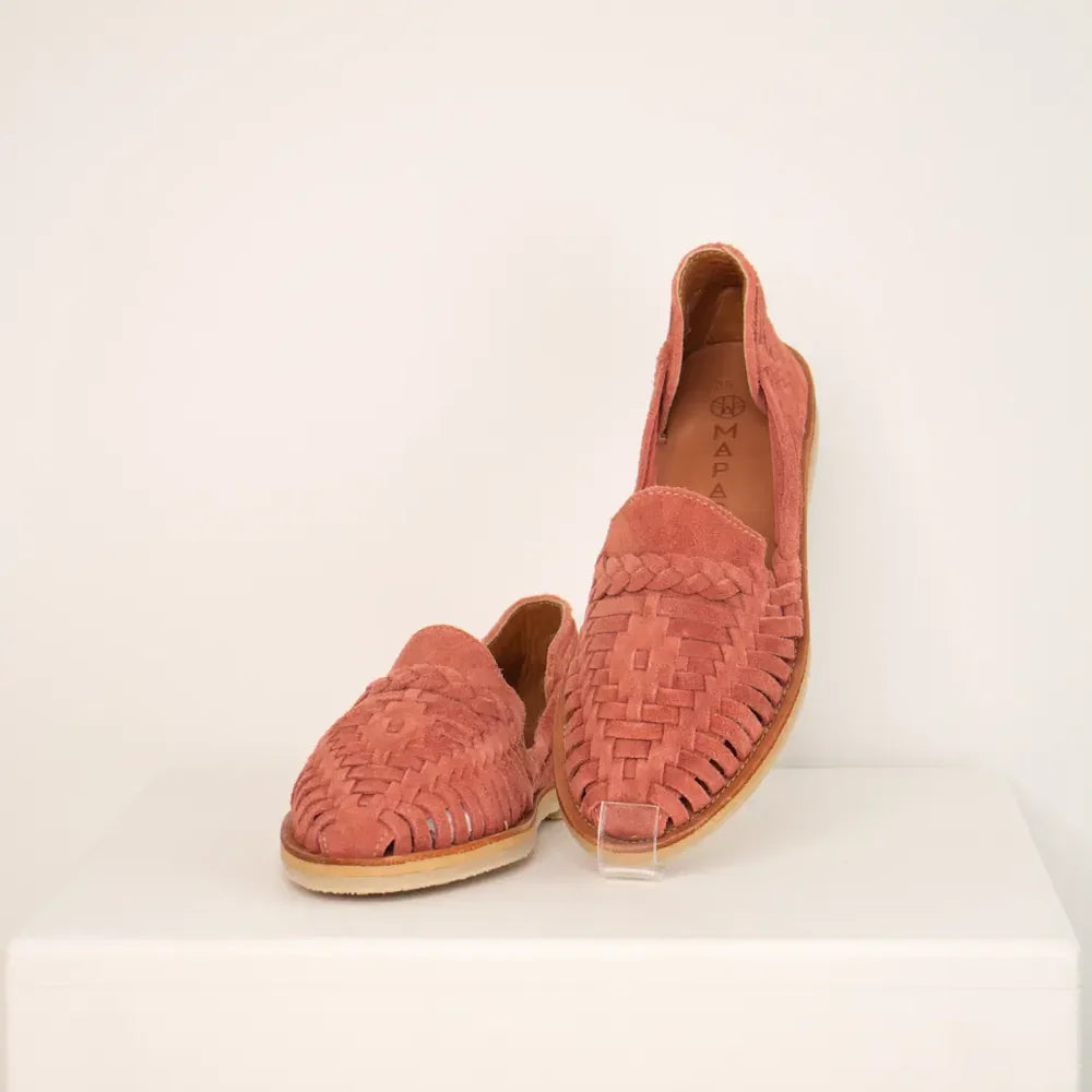 MAPACHE har lavet ALEGRE skoen fra Mexico. En flette mokasin eller loafer sko. Denne er i en lyserød ruskind - perfekt til sommer eller rejsen sydpå