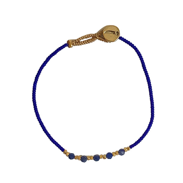 'Lulu 5 Stone' perlearmbåndet fra IBU Jewels er et elegant armbånd bestående af små farvede perler, små guldperler og 5 lidt større halvædelsten på midten. De forskellige størrelser perler giver fint spil i armbåndet og fremhæver perlerne hver for sig. 'Cobalt' består af farvede blå perler samt to guldperler omkring hver halvædelsten. Der er i alt 5 halvædelsten på midten af armbåndet.