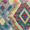 Et stort afghansk kelim gulvtæppe i farverne: Grå, rød, blå, hvid, lyserød, orange, lilla m.m.