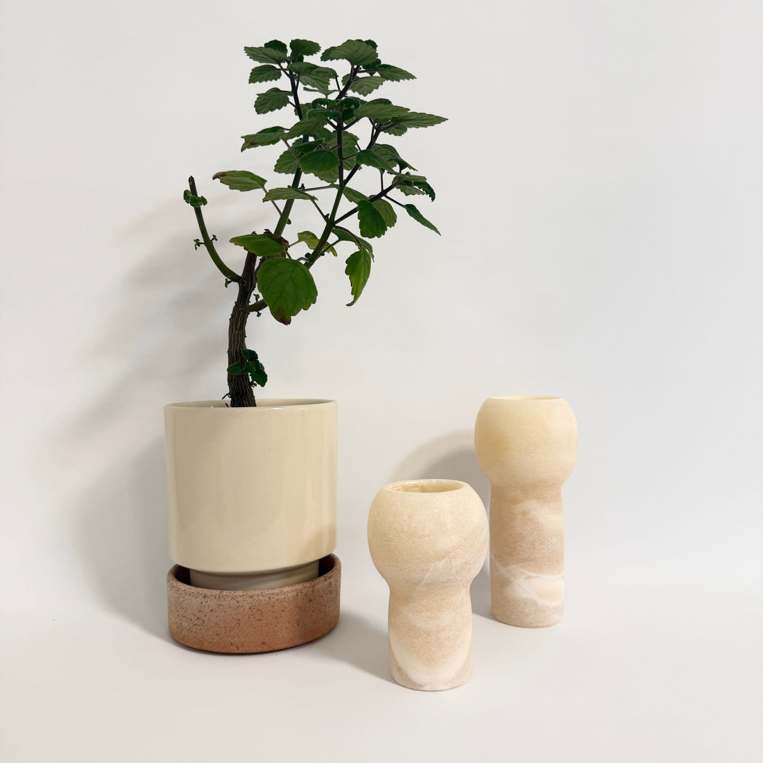 Eksklusiv alabast lysestage med naturlige åretegninger og elegant, skandinavisk design.