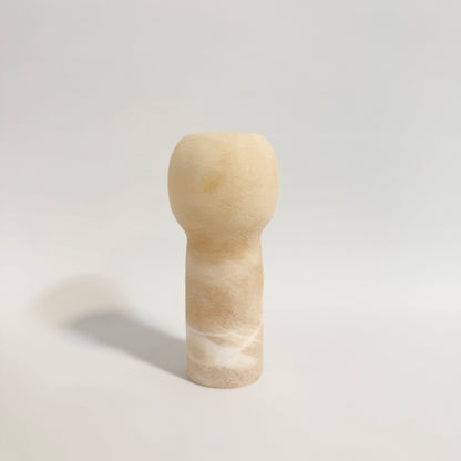 Rund alabast lysestage i naturlig sten med smukke detaljer og tidløst look.