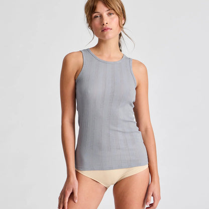 Alberte tanktop fra Gai+Lisva i økologisk bomuld, vist i farven Monument med en lys gråblå nuance.