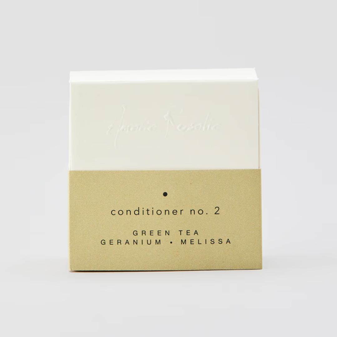 Balsambaren med grøn te, geranium og citronmelisse er blødgørende og velegnet til alle hårtyper, dog særligt velegnet til det fedtede hår. Den er vegansk og indeholder plejende ingredienser fra bl.a. økologisk jojobaolie, hampeolie, kokosolie, sheasmør og d-panthenol.