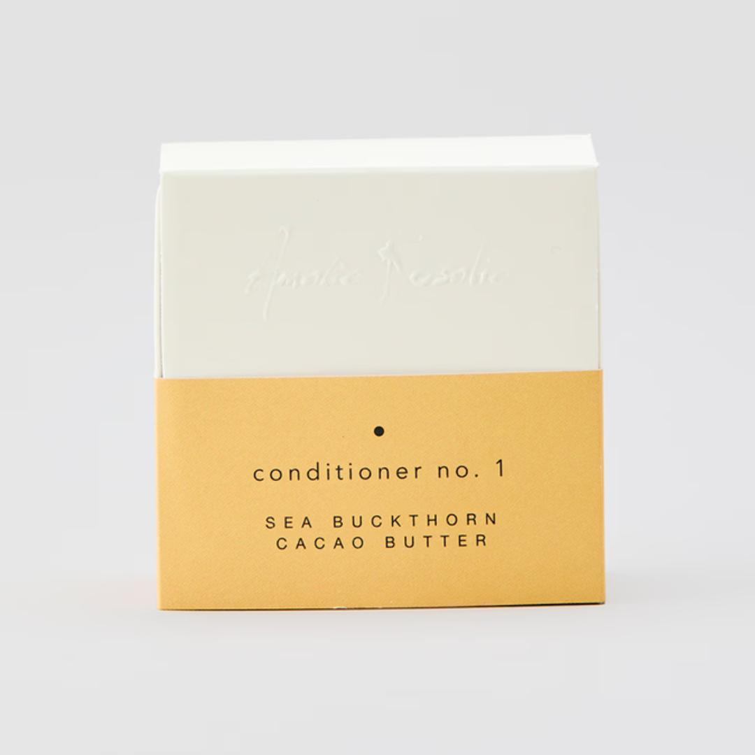 Den neutrale balsambar med havtorneolie fra Amalie Rosalie er blødgørende og velegnet til alle hårtyper, også særligt velegnet til den sensitive hovedbund.