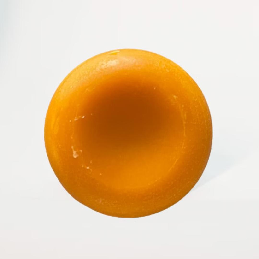 Den neutrale balsambar med havtorneolie fra Amalie Rosalie er blødgørende og velegnet til alle hårtyper, også særligt velegnet til den sensitive hovedbund.