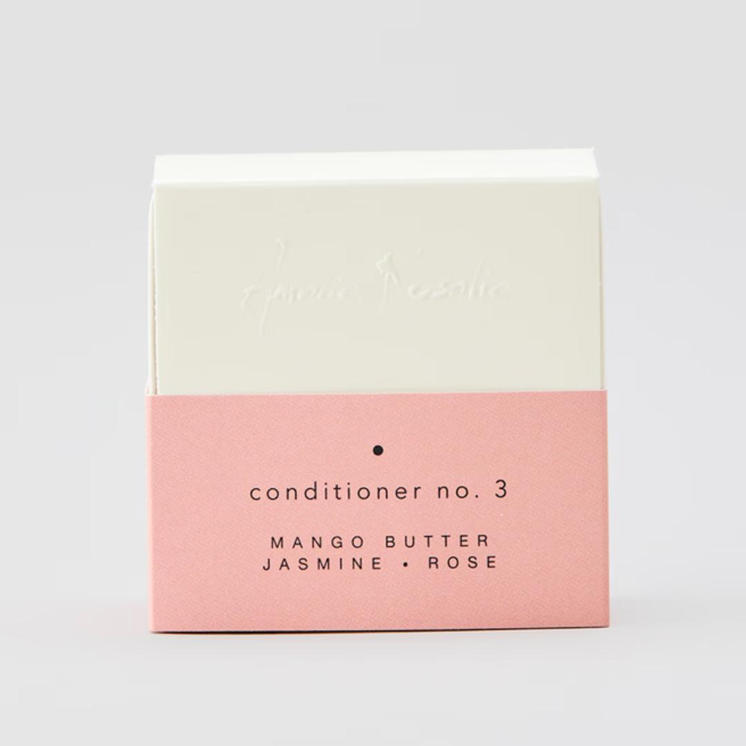 Balsambaren med broccolifrøolie, jasmin og rose er blødgørende og velegnet til alle hårtyper, dog særligt velegnet til det tørre hår. Den er vegansk og indeholder plejende ingredienser fra bl.a. økologisk broccolifrøolie, mangosmør, sheasmør og d-panthenol. 