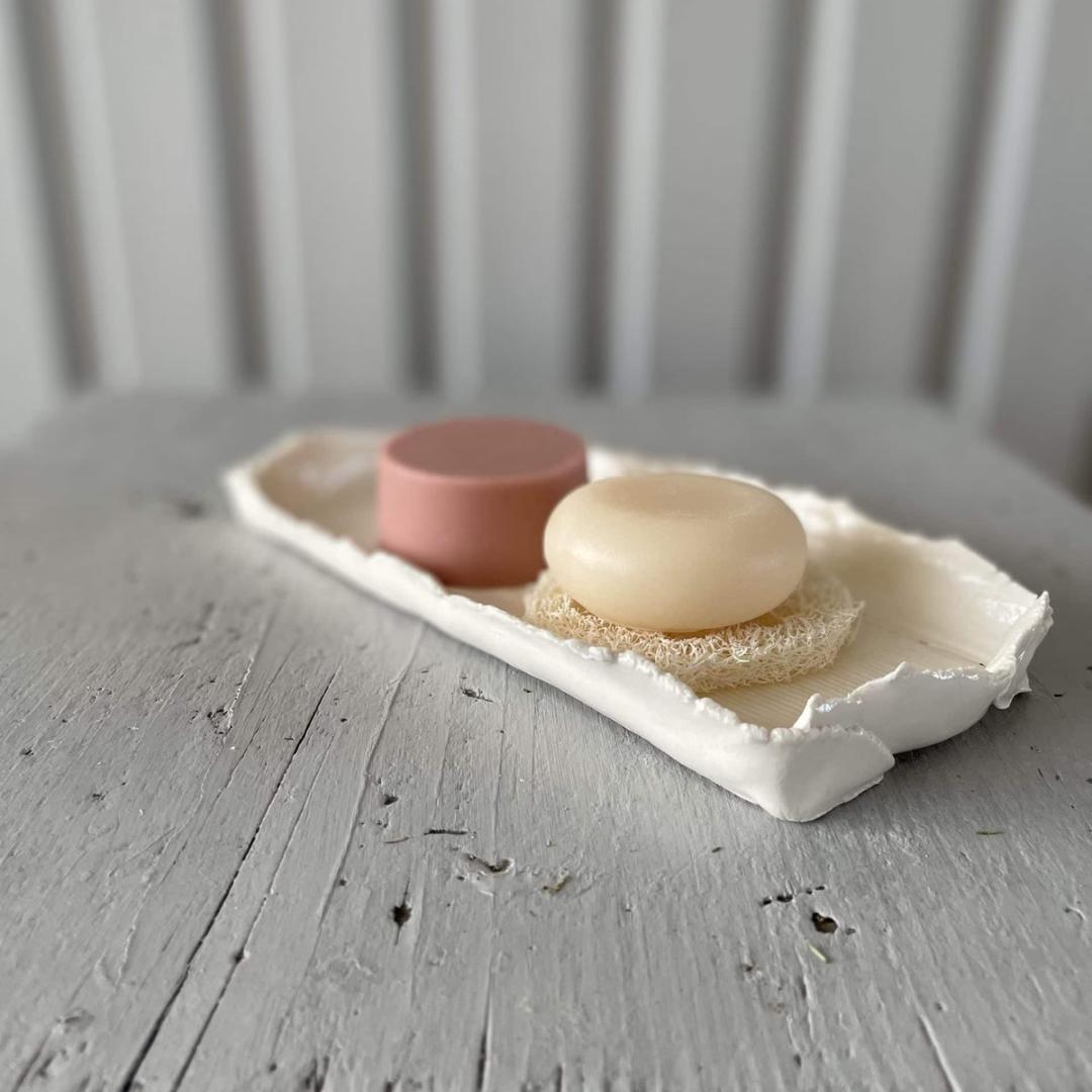 Balsambaren med broccolifrøolie, jasmin og rose er blødgørende og velegnet til alle hårtyper, dog særligt velegnet til det tørre hår. Den er vegansk og indeholder plejende ingredienser fra bl.a. økologisk broccolifrøolie, mangosmør, sheasmør og d-panthenol. 