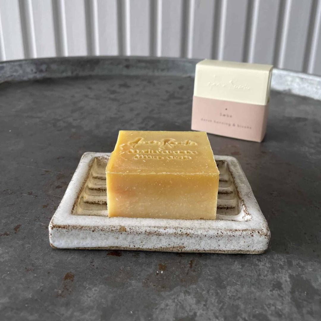 Sæbebar med honning og bivoks er velegnet til skånsom hånd- og kropsvask.