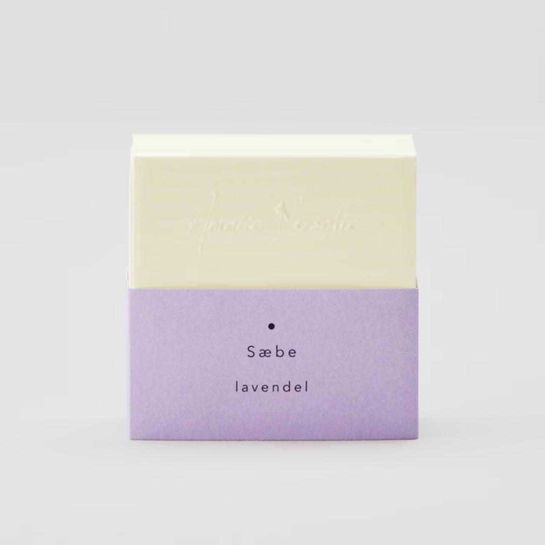 Den økologiske lavendelsæbe er vegansk og velegnet til skånsom hånd- og kropsvask.