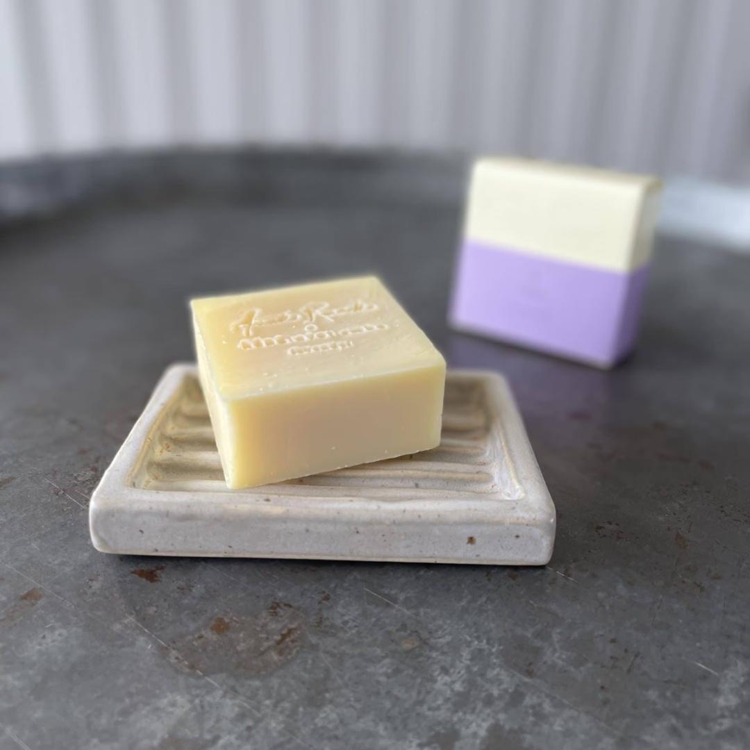 Den økologiske lavendelsæbe er vegansk og velegnet til skånsom hånd- og kropsvask.