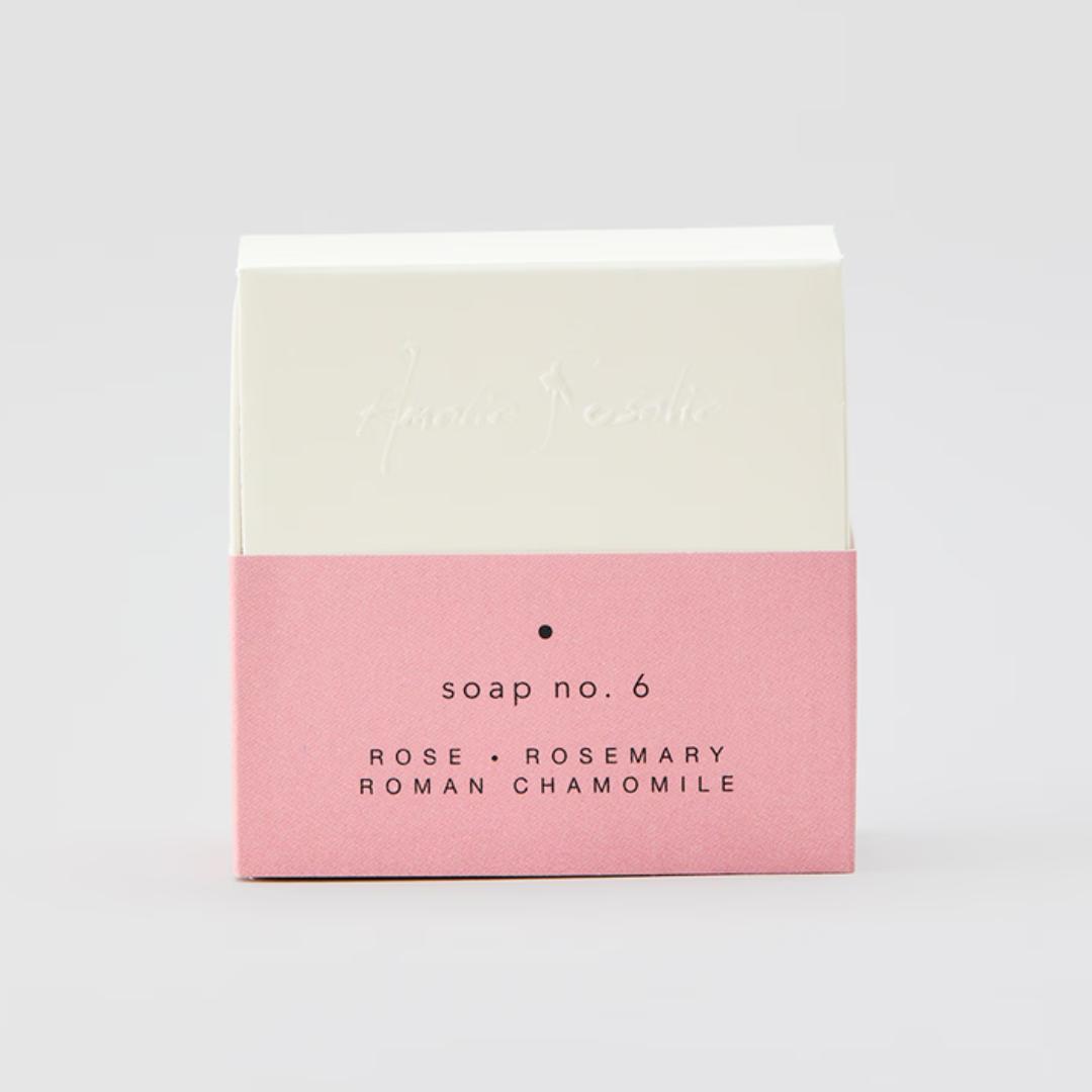 Sart rosa farvet sæbe med en skøn duft fra rose, rosmarin og romersk kamille. Håndlavet vegansk sæbebar og velegnet til skånsom hånd- og kropsvask. Den plejende blanding af fedtstoffer fra økologisk rapskim og kokosolie er fugtgivende og virker beskyttende.