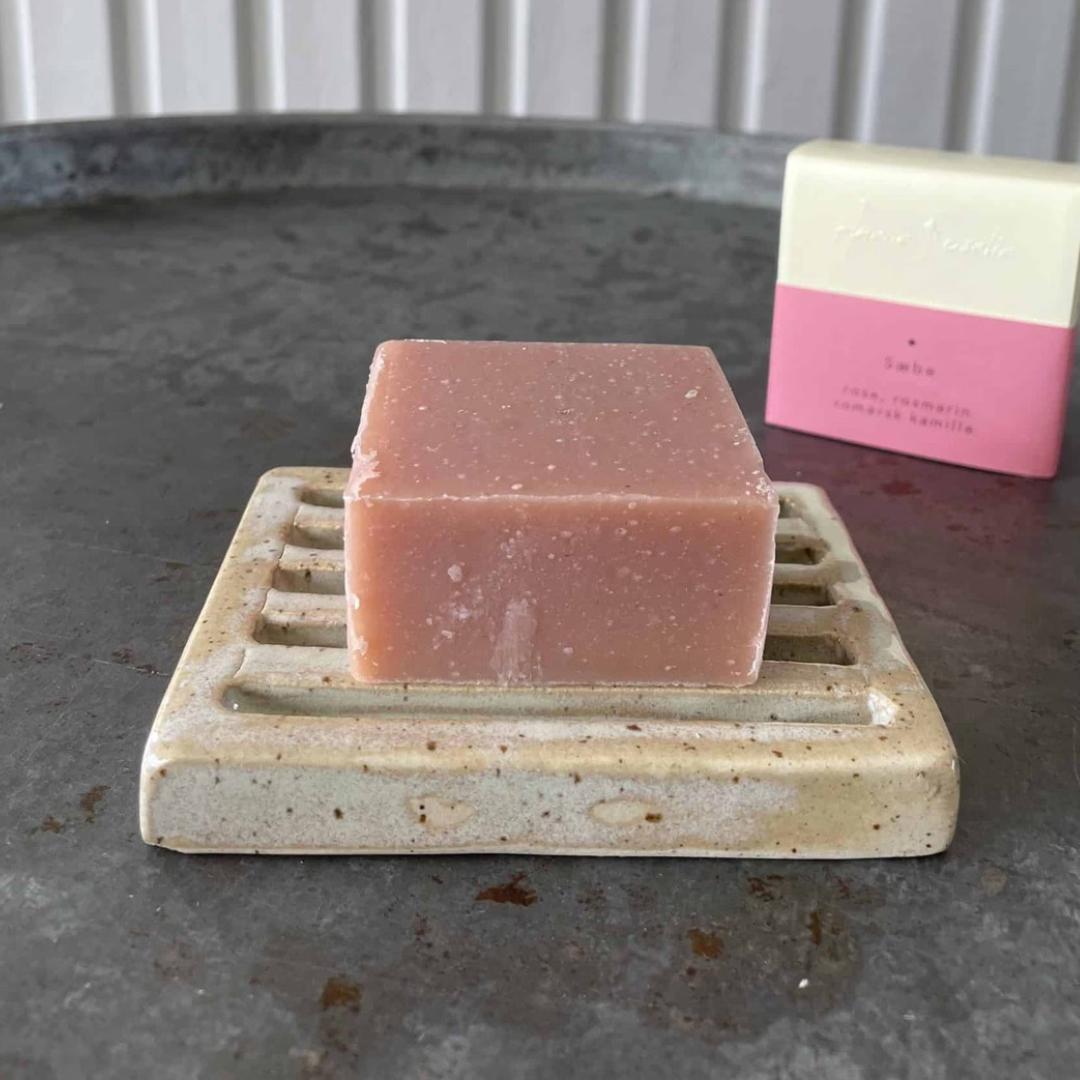 Sart rosa farvet sæbe med en skøn duft fra rose, rosmarin og romersk kamille. Håndlavet vegansk sæbebar og velegnet til skånsom hånd- og kropsvask. Den plejende blanding af fedtstoffer fra økologisk rapskim og kokosolie er fugtgivende og virker beskyttende.