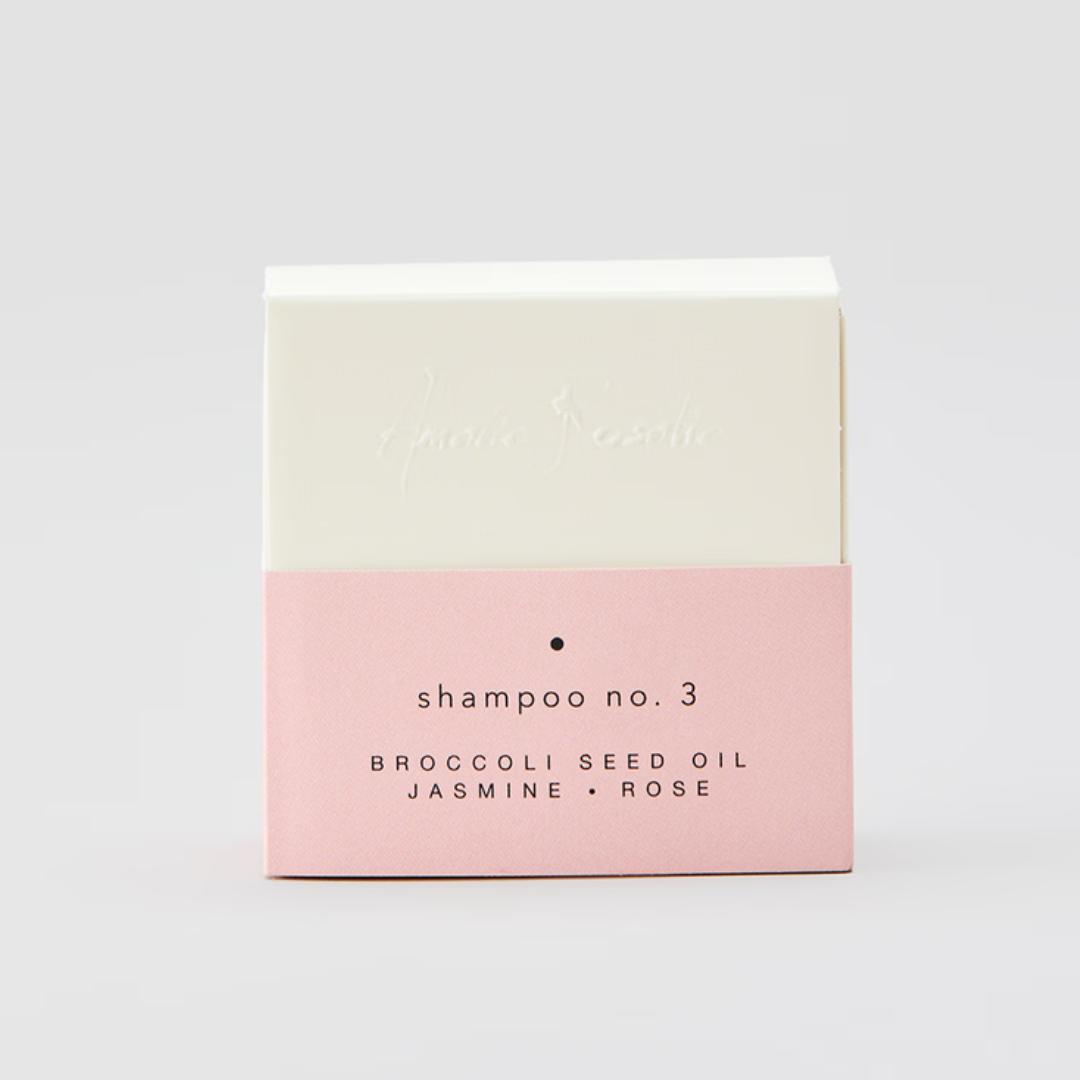 Shampoobaren med broccolifrøolie samt æterisk rose- og jasminolie fra Amalie Rosalie er vegansk og velegnet til dig med tørt/normalt hår. 