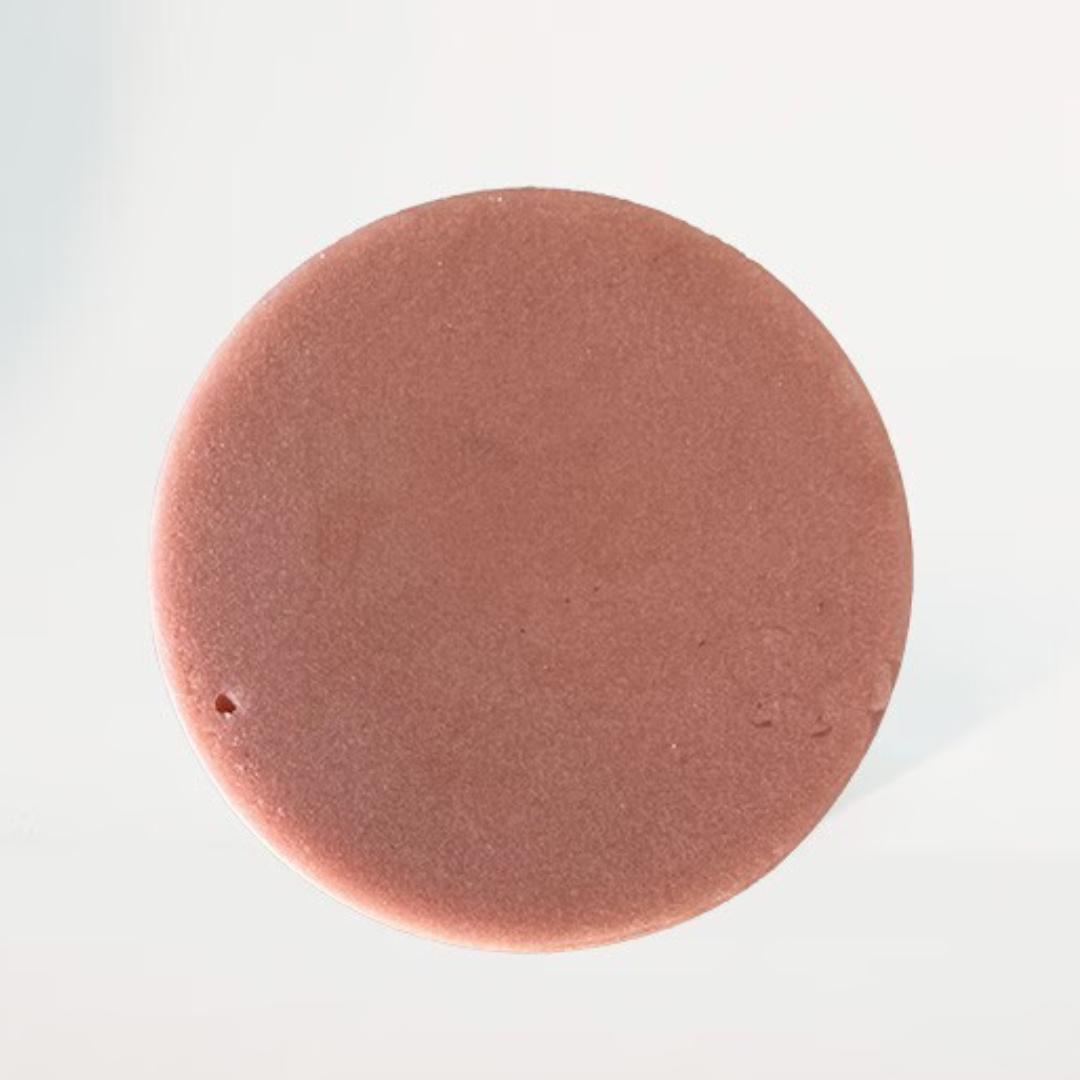 Shampoobaren med broccolifrøolie samt æterisk rose- og jasminolie fra Amalie Rosalie er vegansk og velegnet til dig med tørt/normalt hår. 