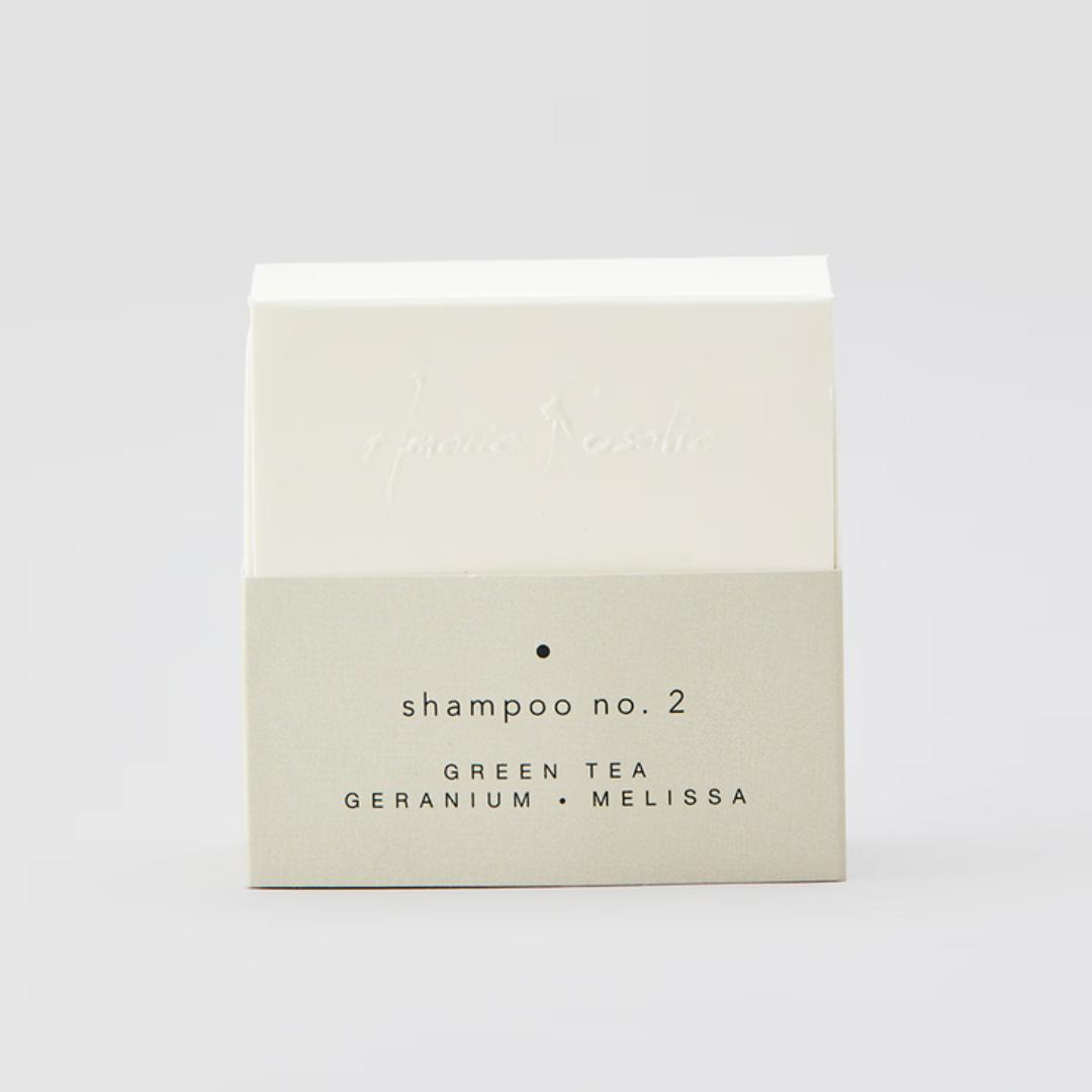 Shampoobaren med grøn te voks samt æterisk geranium- og citronmelisseolie fra Amalie Rosalie er vegansk og er velegnet til dig med normalt/fedtet hår. 
