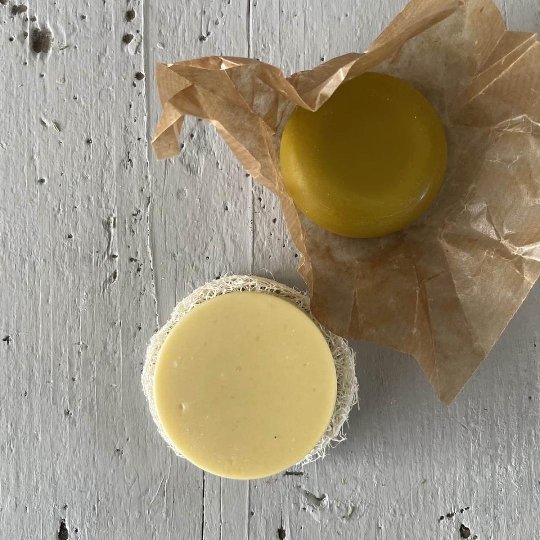 Shampoobaren med grøn te voks samt æterisk geranium- og citronmelisseolie fra Amalie Rosalie er vegansk og er velegnet til dig med normalt/fedtet hår. 