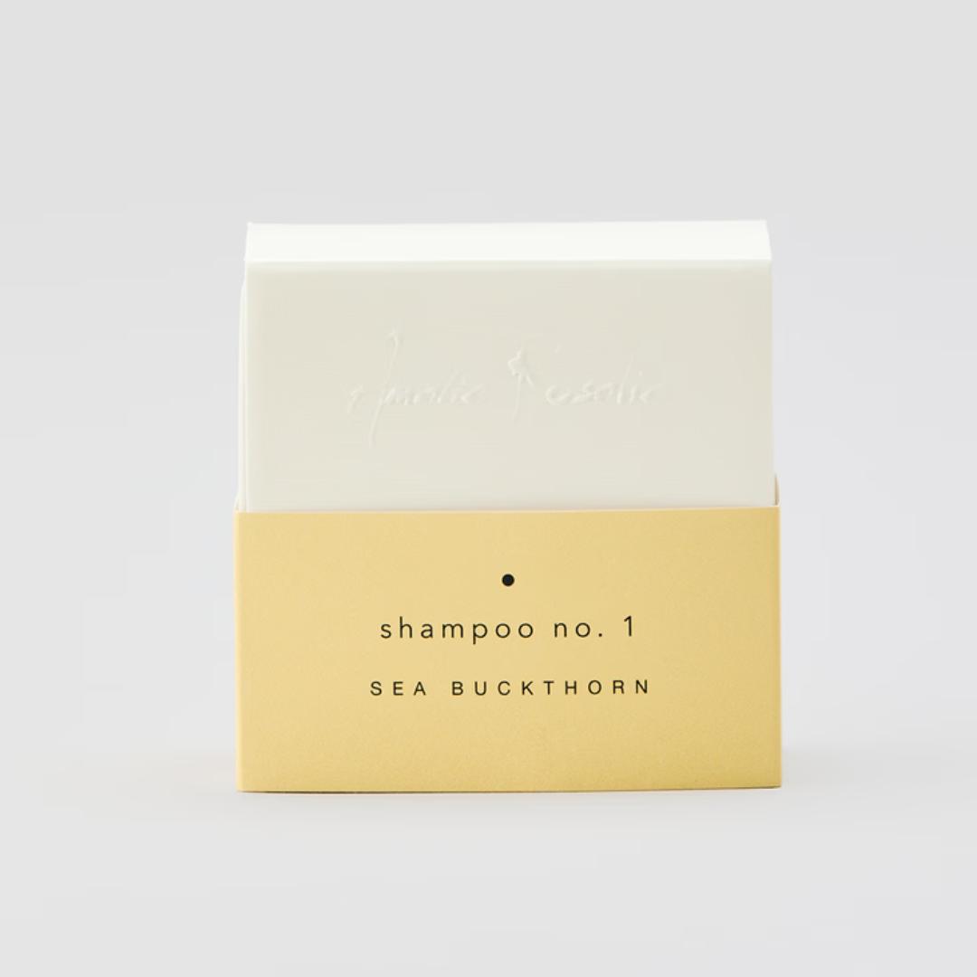 Den neutrale shampoobar med havtorneolie fra Amalie Rosalie er vegansk og uden unødige tilsætningstoffer. Shampoo baren har en pH-værdi der matcher hårets og kombinationen af gode olier gør den velegnet til alle hårtyper og folk med sensitiv hovedbund