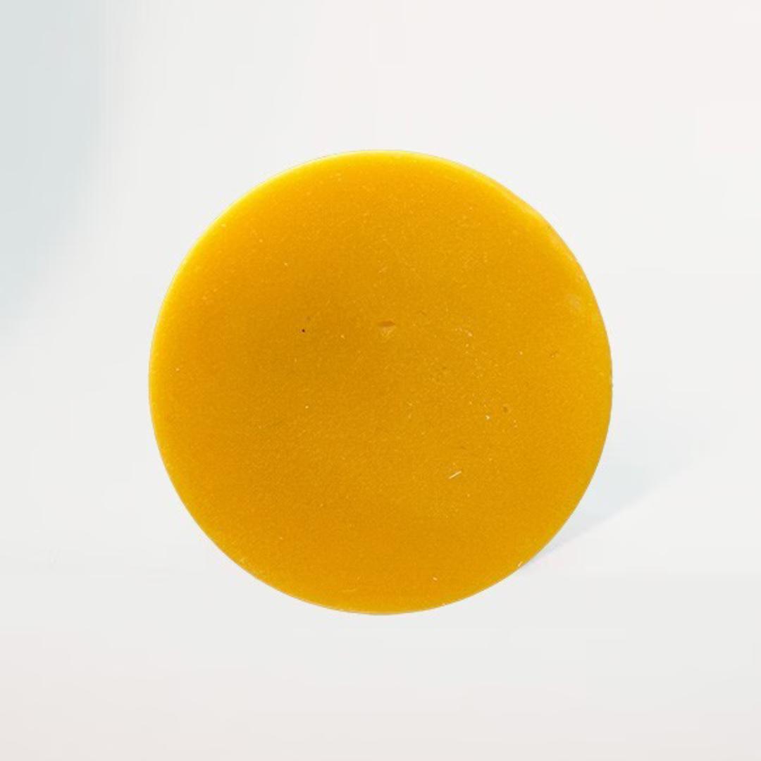 Den neutrale shampoobar med havtorneolie fra Amalie Rosalie er vegansk og uden unødige tilsætningstoffer. Shampoo baren har en pH-værdi der matcher hårets og kombinationen af gode olier gør den velegnet til alle hårtyper og folk med sensitiv hovedbund