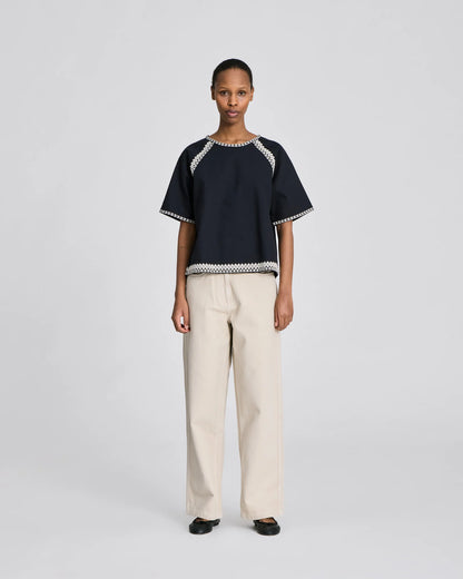 Sort cropped Angie T-shirt med raglanærmer og kontrastbroderi foran.