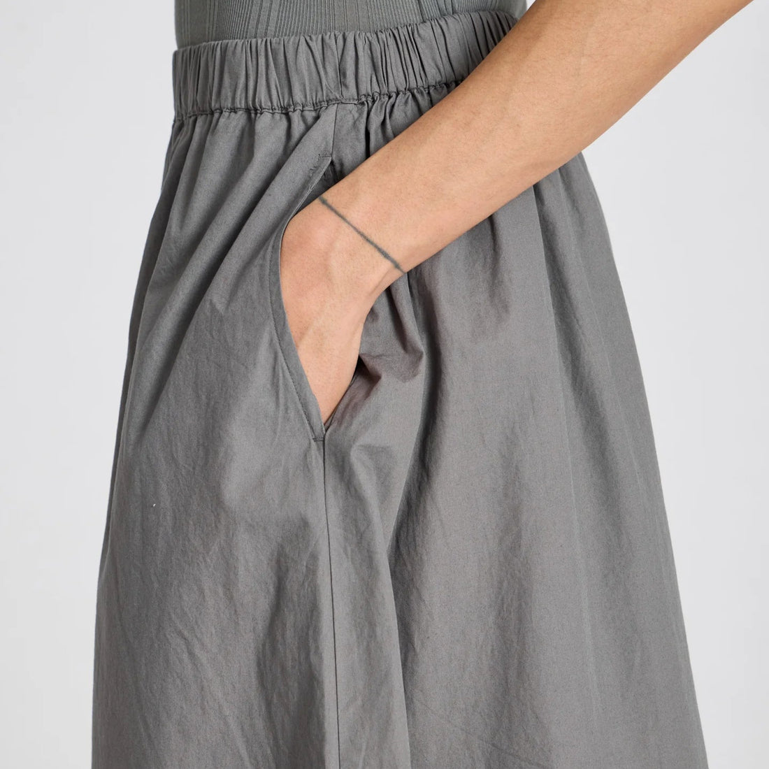 Astrid Nederdelen fra Gai Lisva i en grøn/grå farve