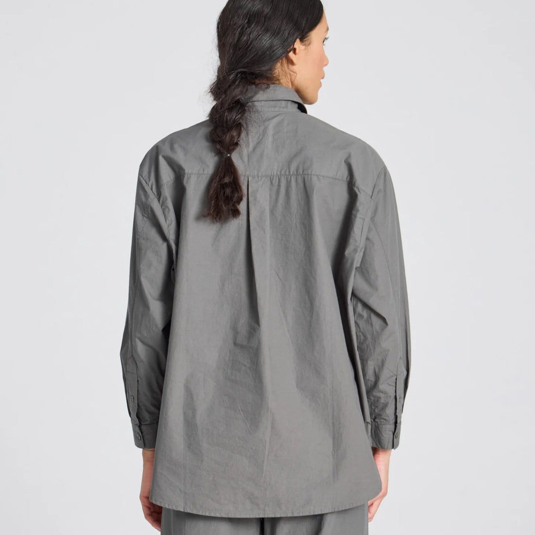 Astrid skjorten fra Gai+Lisva i en grøn/grå farve