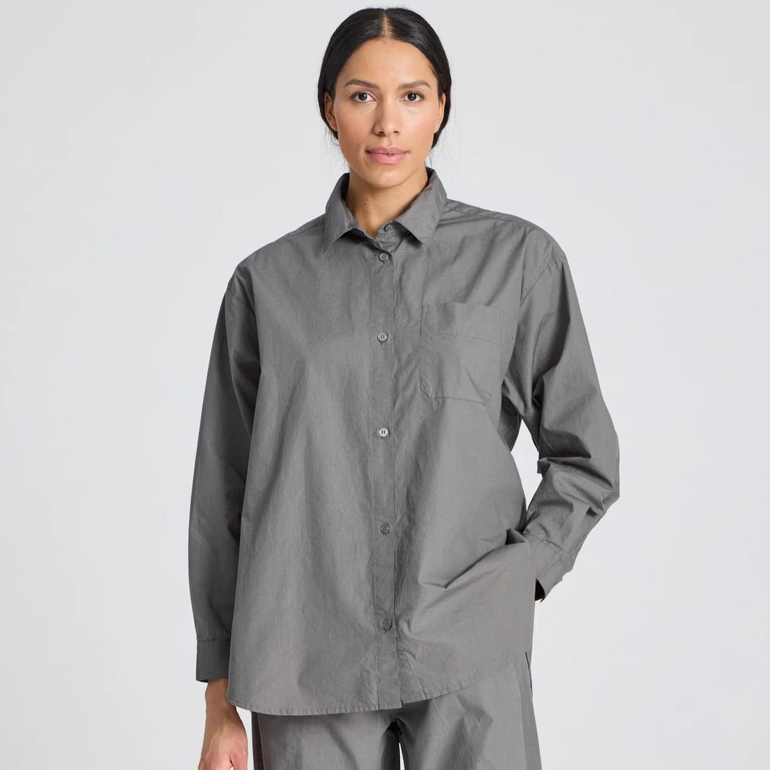 Astrid skjorten fra Gai+Lisva i en grøn/grå farve