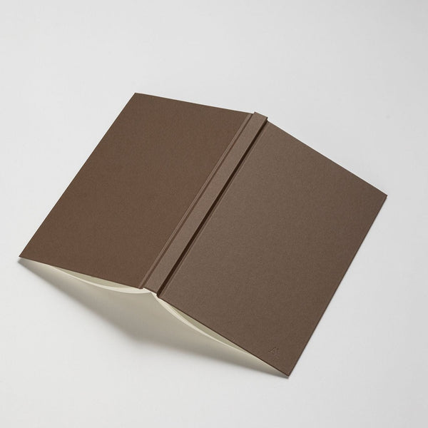Notesbogen fra Atelier Aarhus er simpel og funktionel. Den kan bruges til daglige todo-lister og notater eller være smukke, minimalistiske rammer for en dagbog, barnets bog, rejsedagbog, opskriftssamling mm.