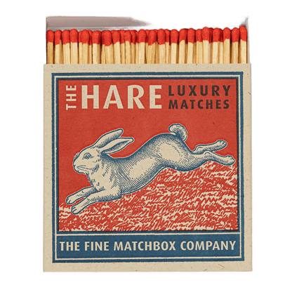 Stor tændstikkeæske fra Archivist Gallery i rød med en blå harre på