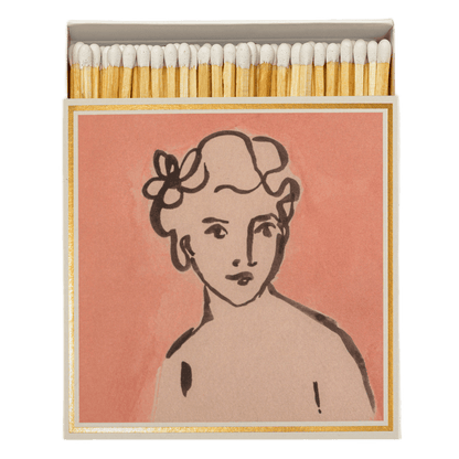 Stor tændstikkeæske fra Archivist Gallery i lyserød med en malet kvinde på