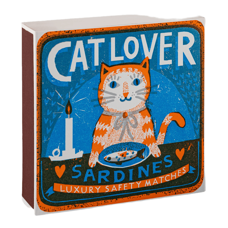 En tændstikkeæske i stor fra Archivist Gallery med en kat på der spiser sardiner