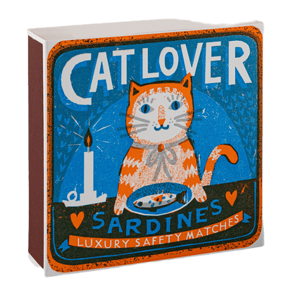 En tændstikkeæske i stor fra Archivist Gallery med en kat på der spiser sardiner