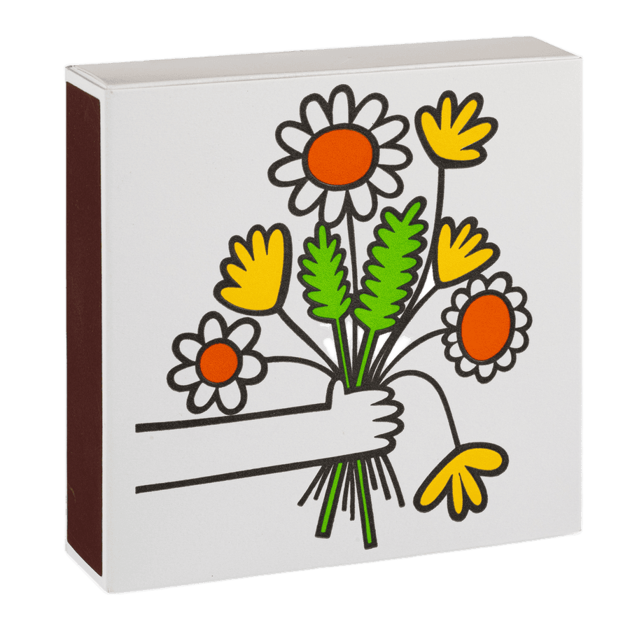 En stor tændstikkeæske med blomster på i flere farver