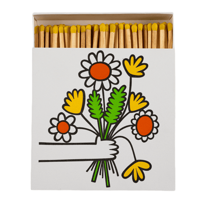 En stor tændstikkeæske med blomster på