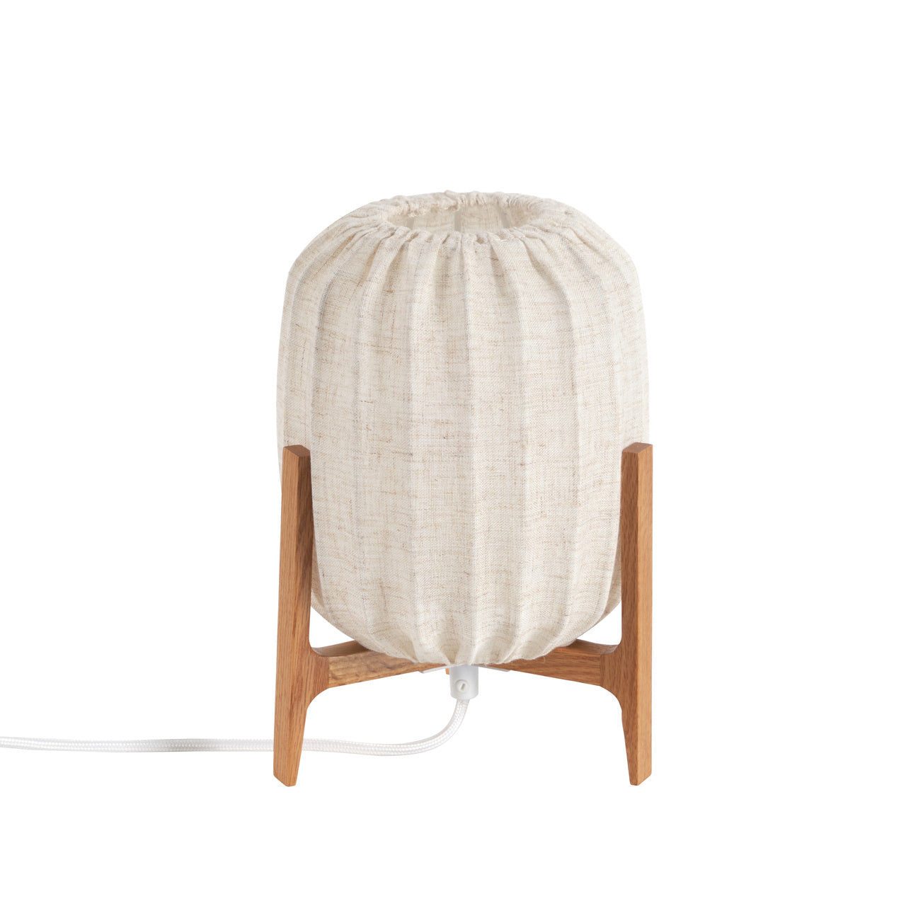 Klassisk bordlampe med egetræsfod og beige hørskærm i tidløst design