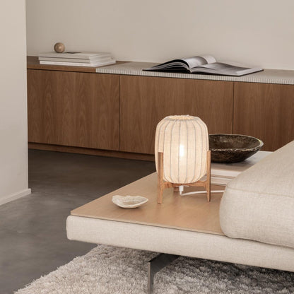 Bordlampe med massiv fod i egetræ og naturfarvet lampeskærm i hør