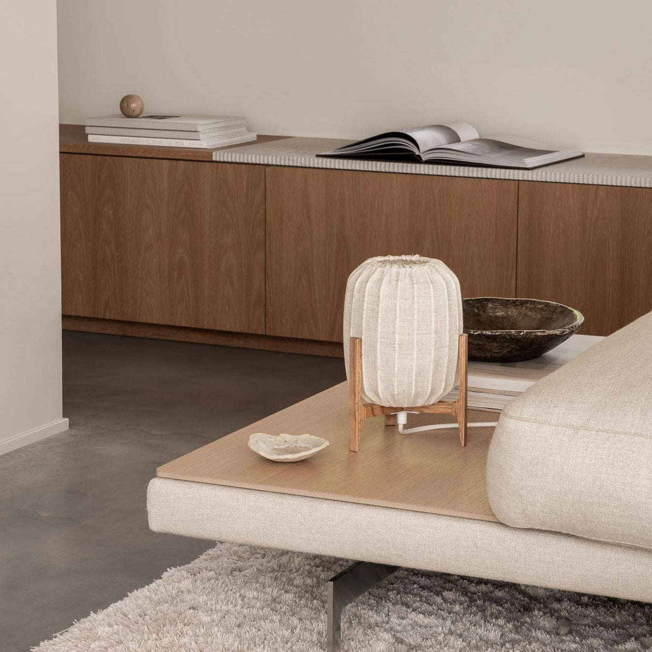 Naturlig bordlampe i egetræ og hør til sidebord, skrivebord eller natbord