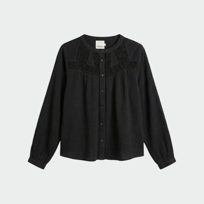 Sort skjorte fra Indi &amp; Cold med feminine blondedetaljer
