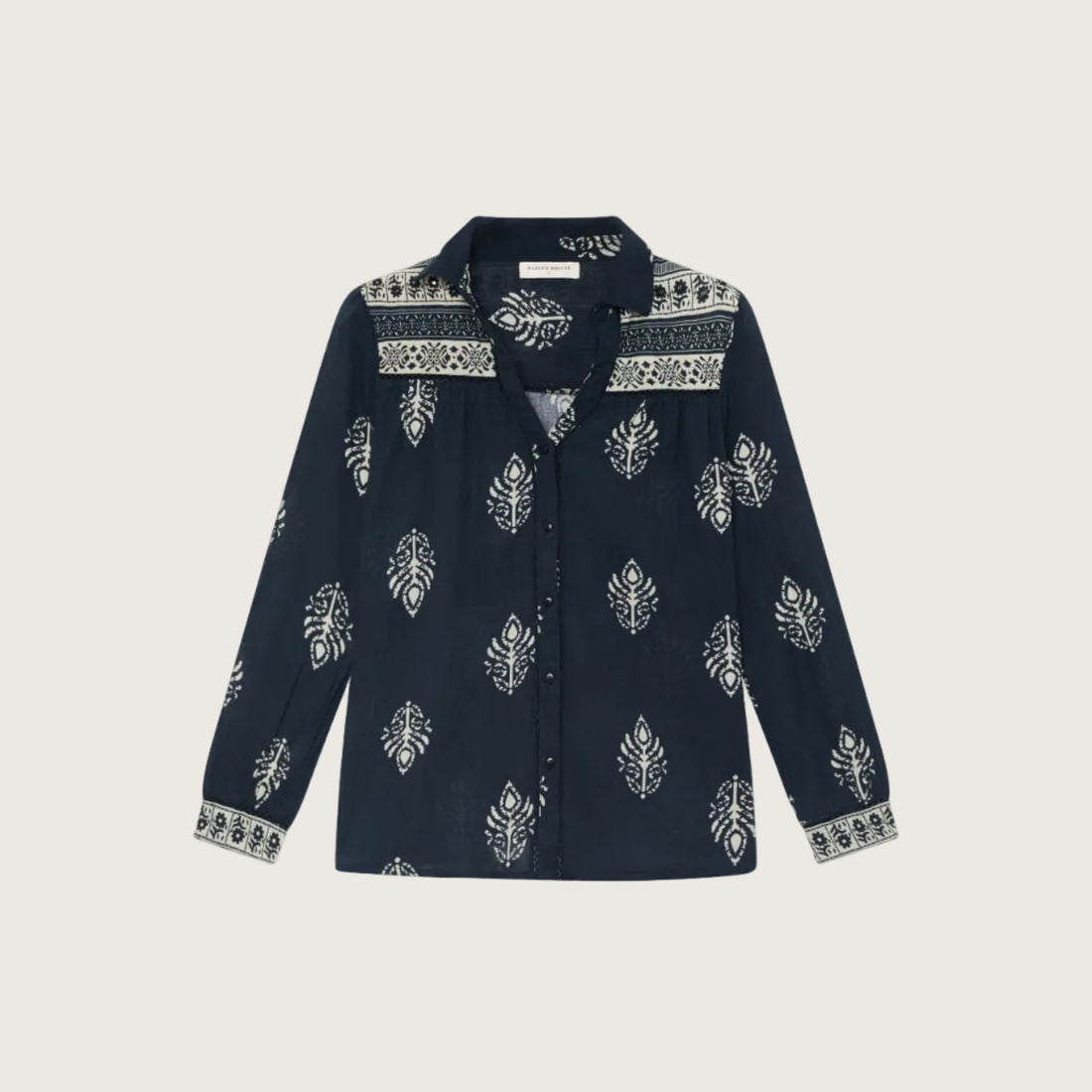 Maison Hotel Rani skjorte i mørkeblå med offwhite grafisk mønster og dekorative detaljer på skuldrene