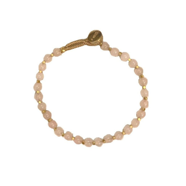 'Bo Round' armbåndet fra IBU Jewels er et enkelt armbånd, som primært består af perler med en enkelt guldperle imellem. 'Rose' består af en base af pastel lyserøde sten. Hvis du tager armbåndet op i lyset vil perlerne vise sig fra forskellige vinkler.