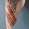 Smukt og let bomuldstørklæde med guldkanter håndlavet i Indien. Den er hvid med rød mønster