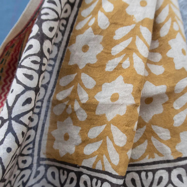 Bagru tørklæde fra Craft Sisters. Håndlavet af bomuld i indien, hvor der er trykket gul blokmønster på. Brug den som tørklæde, sjal, kjole eller top