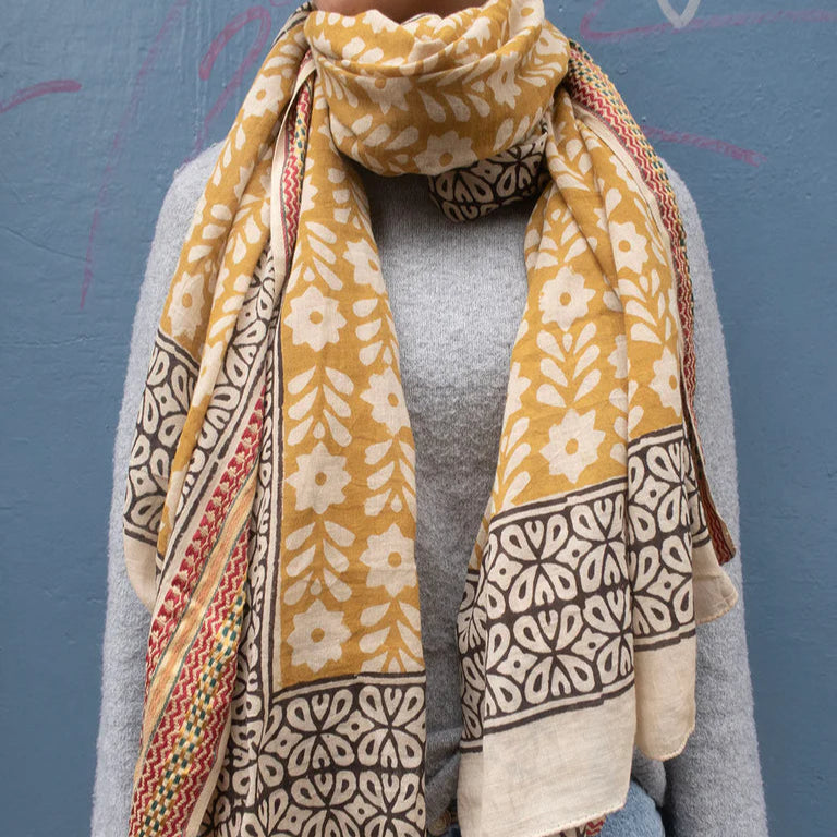 Bagru tørklæde fra Craft Sisters. Håndlavet af bomuld i indien, hvor der er trykket gul blokmønster på. Brug den som tørklæde, sjal, kjole eller top