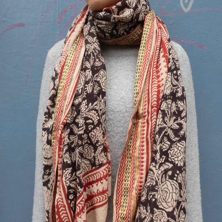 Bagru tørklæde fra Craft Sisters. Håndlavet af bomuld i indien, hvor der er trykket sort blokmønster på. Brug den som tørklæde, sjal, kjole eller top