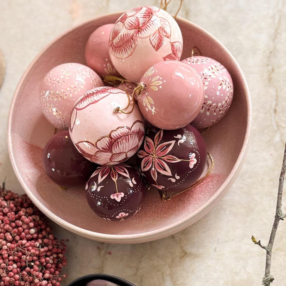 Balsalens indiske julekugler i rose farve med blomstermotiv