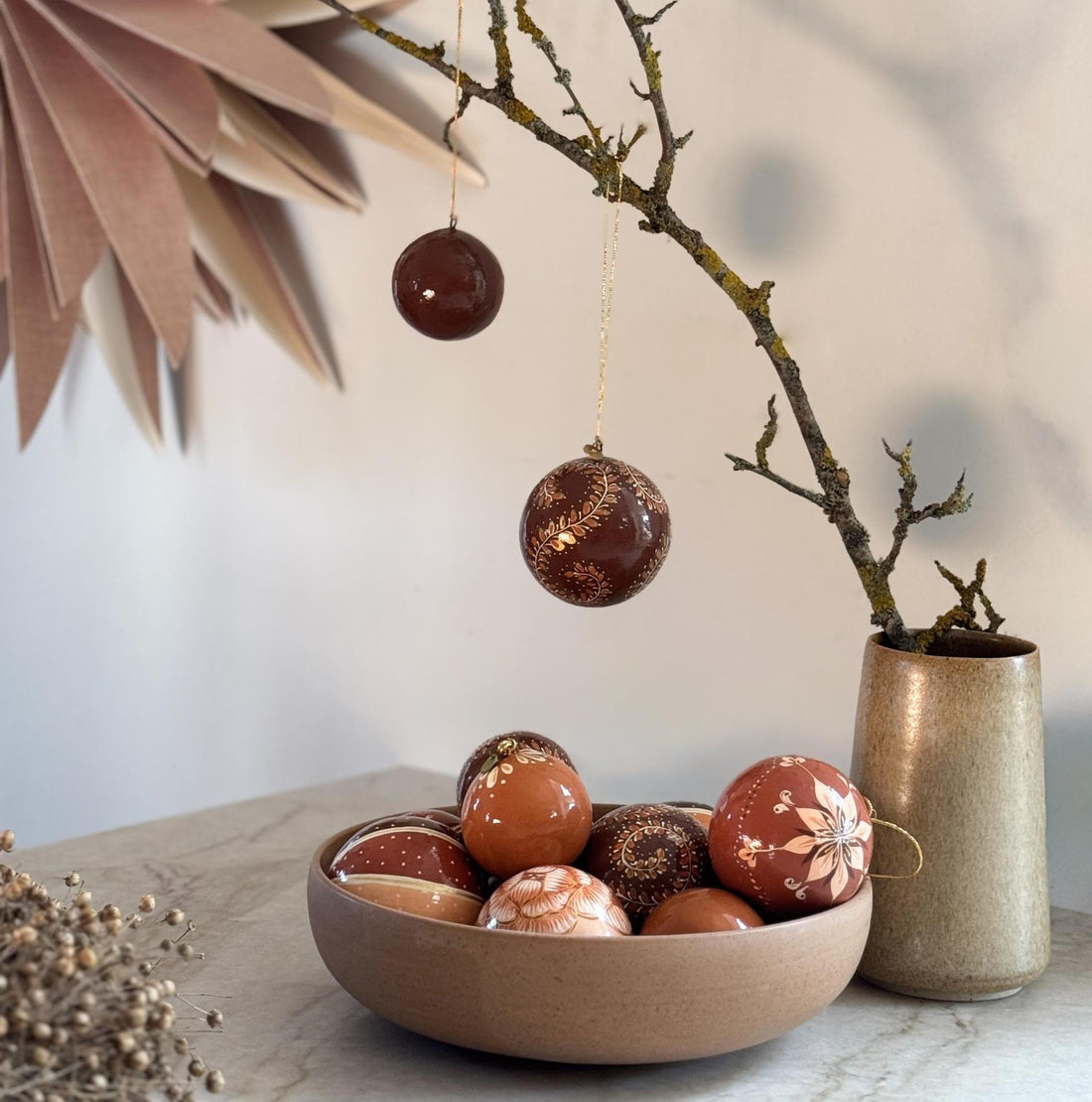 Balsalens indiske julekugler i den terracotta farve med blomstermotiv