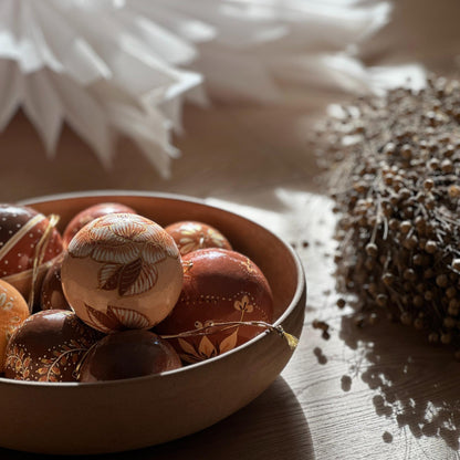 Terracotta farvet julekugler fra Balsalen med blomstermotiv - håndlavet i Indien