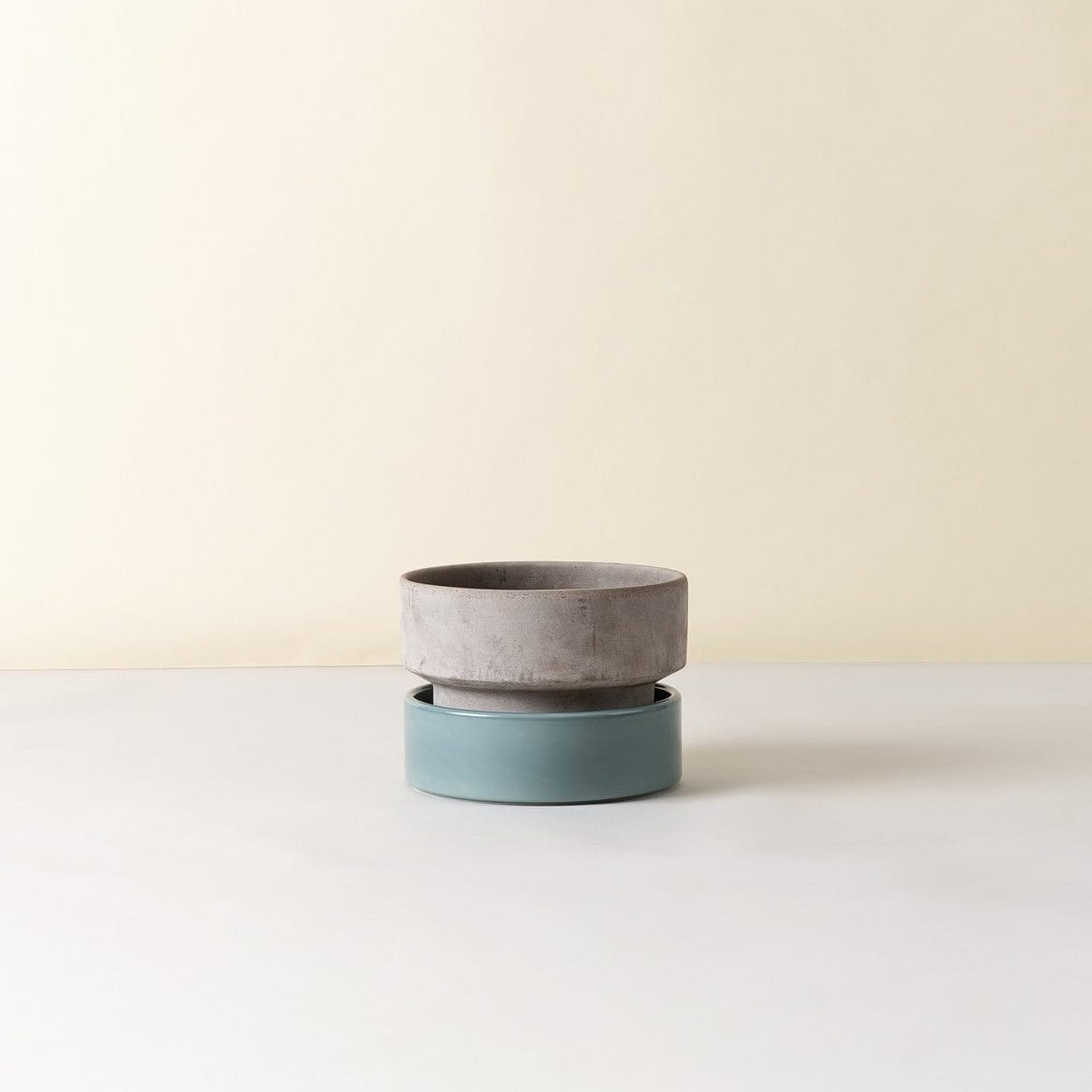 Urtepotte i farverne Raw Grey og Misty Blue. Modellen er The Hoff Low Pot fra Bergs Potter.