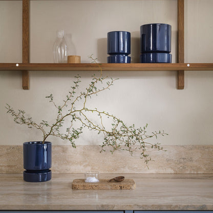 The Hoff Pot &amp; Saucer - Glaseret Sæt - Sapphire Blue